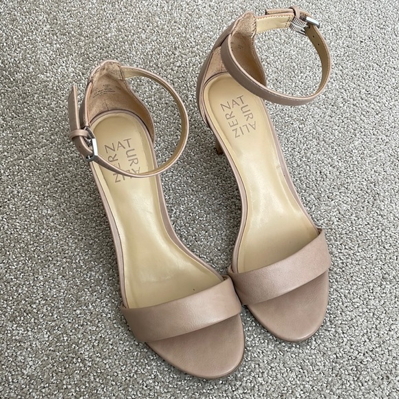 naturalizer nude heels